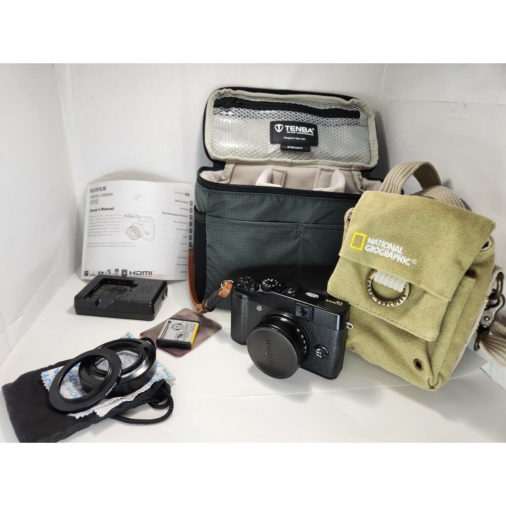 Fujifilm X10 Digital Camera Kit‎ – Fujinon Lens, Accessories barely used mint